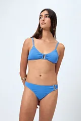 Bottom de bikini negro con textura y detalle de aro en uno de los laterales.