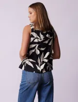 Blusa sin mangas de gasa estampada en blanco y negro, marca Floral & Ivy. Tiene cuello a la base y escote en V con botones.