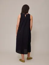 Vestido largo negro sin mangas, de corte recto y cuello redondo.