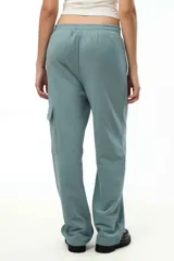 Pantalón jogger confeccionado en suave Cotton Fleece, con cintura elastizada, ajuste holgado y bolsillos laterales.