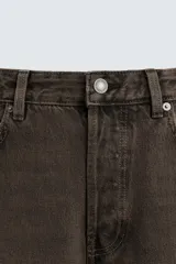 Pantalón de jean celeste de corte recto, con cinco bolsillos y cierre frontal con botones.
