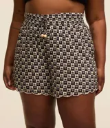 Salida de playa plus size modelo short, confeccionada en viscosa más sostenible, con cintura elástica, bajo con acabado ondulado, superficie de cuadros con estampa de cocoteros y lazo en la cintura.
