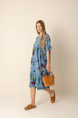 Vestido largo con estampado floral multicolor, de corte amplio y mangas cortas.