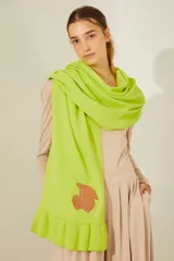 Bufanda rectangular color verde lima, con volados en los extremos y parche de cuero con diseño de cerezas.