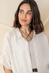 Camisa larga verde salvia de viscosa y tencel, con calce holgado y bolsillos laterales.