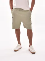 Bermuda cargo color verde militar, con bolsillos laterales y cintura elástica.