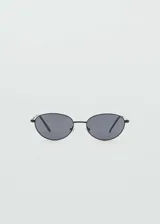 Lentes de sol ovalados con marco metálico negro y lentes grises.