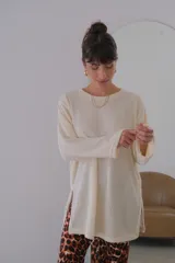 Buzo marrón de viscosa, corte holgado y mangas largas.