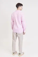 Camisa blanca de manga larga con cuello abotonado.