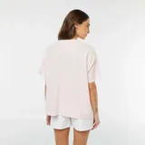 Camiseta rosa de manga corta con bolsillo en el pecho y lazos decorativos.