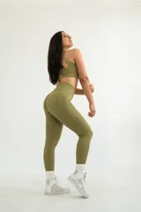 Conjunto deportivo color verde oliva, compuesto por un top con breteles finos y calza tiro alto.