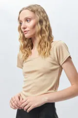 Top de manga corta y cuello abierto, diseñado para ajustar la figura y realzar el estilo nocturno.