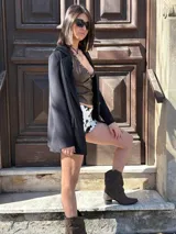 Blazer color borgoña, de corte holgado, con solapas de muesca, cierre frontal con un botón, bolsillo de parche y mangas largas.