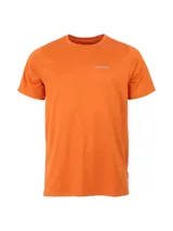 Remera deportiva naranja de manga corta con logo de la marca Merrell estampado en el pecho.