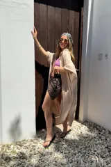 Camisero beige de manga larga.