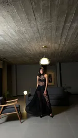 Vestido largo negro de encaje y microtul, con cuello alto y sostén interno.