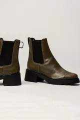 Bota Chelsea de cuero color marrón con elástico lateral negro, suela track y taco cuadrado.