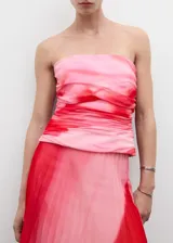 Top palabra de honor con estampado abstracto en tonos rosados y rojos, con diseño drapeado y entallado.