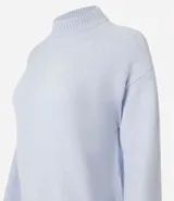 Buzo suéter de chenille color blanco, con cuello alto y rib en puños, cuello y bajo.