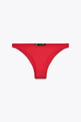 Braguita de bikini roja de tiro medio con cintura elástica y forro interior.