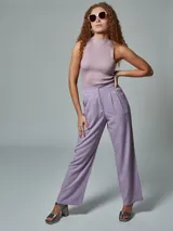 Musculosa de punto color lila, con cuello alto y diseño ajustado.