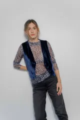 Remera de microtul con estampado animal print en tonos grises y celestes, corte ajustado y cuello redondo.