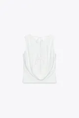 Top negro de cuello redondo y tirantes anchos. Detalle de escote en espalda con tira cruzada ajustable con lazada.