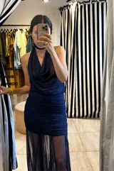 Top halter de microtul azul oscuro, con cuello tipo choker y drapeado fluido en el frente.