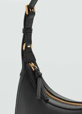 Bolso marrón con efecto piel, asa bandolera ajustable con hebillas, tamaño mediano, cierre de cremallera y forro interior.