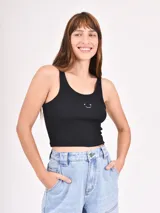 Musculosa corta marrón de morley con breteles finos y estampado de una estrella blanca en el centro.