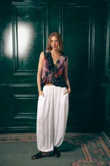 Pantalón babucha blanco con cintura elastizada y bolsillos laterales.