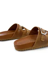 Sandalias de cuero color tostado, con doble tira y hebillas plateadas.