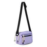 Bandolera rectangular color lila de nylon resistente con dos cierres principales y dos bolsillos frontales pequeños, cada uno con cierre para mayor seguridad. Tiene correa galón extensible de color negro con letras blancas y tiradores de cordón trenzado en blanco y beige.