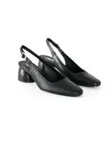 Zapato de tacón bajo color negro con textura tipo piel de serpiente, talón descubierto y tira trasera con hebilla dorada.