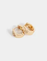 Aros tipo argolla bañados en oro con detalle de corazón con strass.