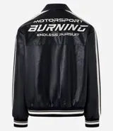 Campera masculina de cuero sintético, modelo boxy, con cuello inglés, manga larga, estampa lettering, detalles contrastantes, bolsillos y cierre por cremallera.