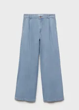 Pantalón wideleg de denim celeste, tiro medio, con trabillas, cierre de cremallera y botón, pinzas, bolsillos laterales y diseño largo.