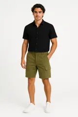 Bermuda color verde militar con bolsillos laterales tipo cargo.