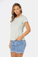 Remera color beige con estampado de aves en tonos celeste, lila y dorado.