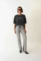 Jean de denim recto, color gris lavado, con pretina con trabillas y bolsillos delanteros y traseros.