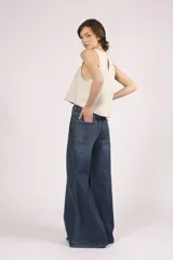 Pantalón de jean azul oscuro, de corte wide leg.