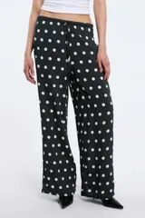 Pantalón de viscosa con estampado animal print.