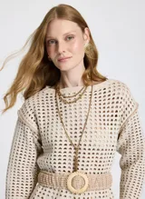 Sweater de punto calado color beige, con escote redondo y mangas 3/4. Incluye cinto de soga con hebilla redonda de madera.