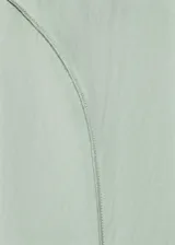 Vestido midi color verde menta, con escote en V, manga corta y diseño evasé. Presenta detalles de costuras y cierre de cremallera en la parte posterior.