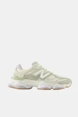 Championes New Balance 9060 color verde oliva, confeccionados en gamuza y malla, con logo "N" característico en los laterales y entresuela blanca.