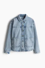 Sobrecamisa celeste de denim con cuello clásico, botones frontales, canesú delantero y trasero, hombros caídos, puños abotonados, bolsillos de parche delanteros y bajo redondeado.