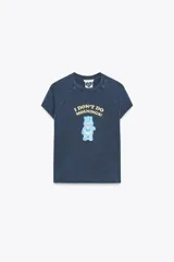 Remera azul de algodón con efecto lavado, cuello redondo y mangas cortas. Estampado frontal con un oso Care Bear y la frase "I don't do mornings!".