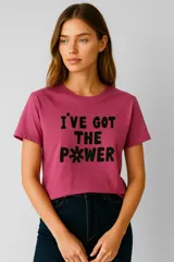 Remera rosa con estampa frontal en color negro con la frase "I'VE GOT THE POWER".