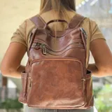 Mochila marrón de eco cuero con múltiples bolsillos con cierre y laterales.