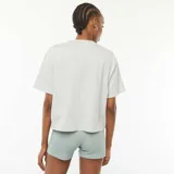 Camiseta gris de corte crop top con estampado del equipo de baloncesto Miami Heat.